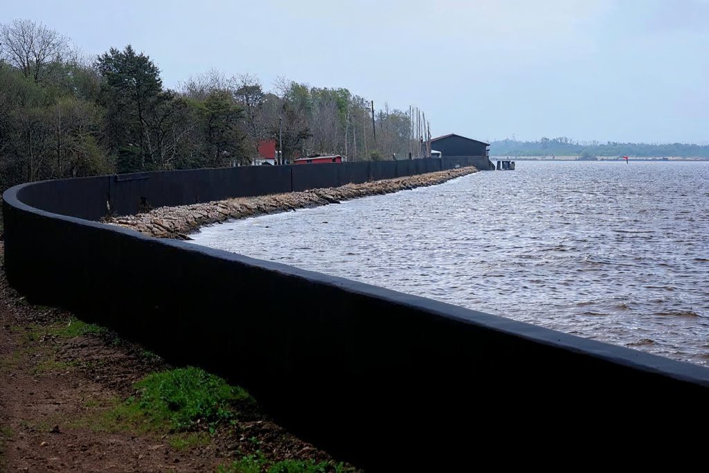 A PRACTICAL GUIDE TO SPECIFYING POLYUREA COATINGS FOR FLOODWALLS AND LEVEES